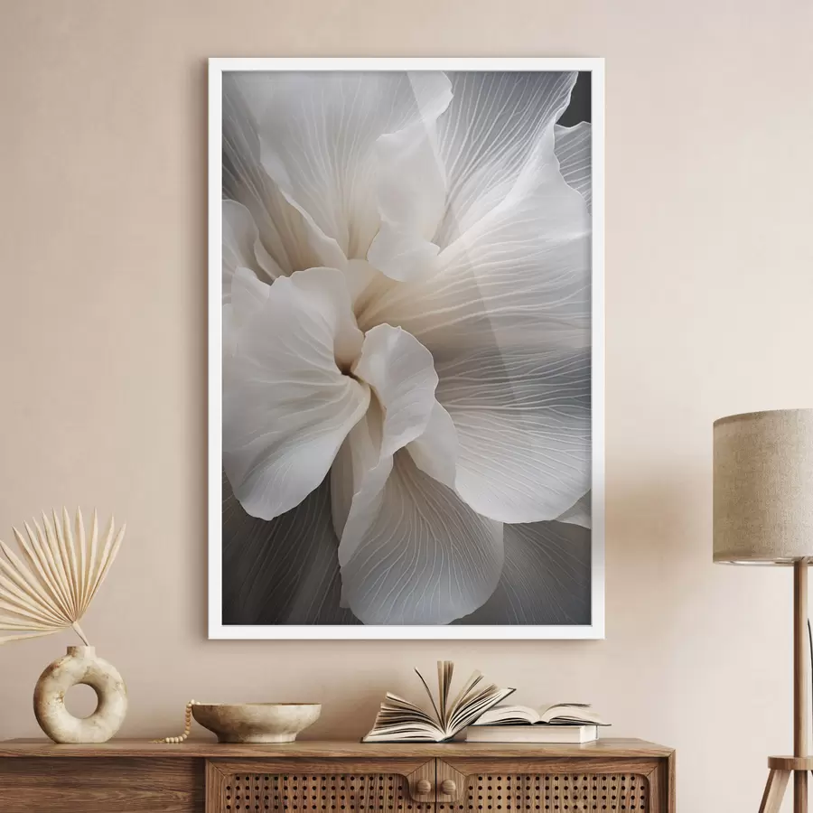 murales de pared Primer plano de delicados pétalos florales blancos abstractos con líneas intrincadas y un fondo oscuro difuminado. f47018