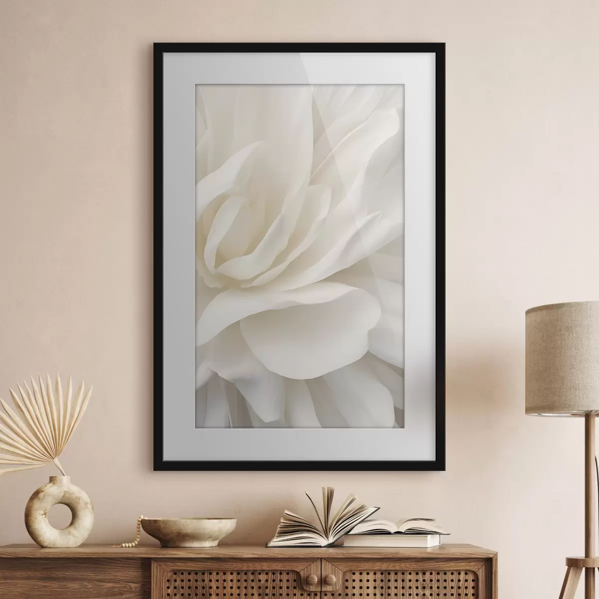 Poster Flor abstracta blanca con pétalos delicados y superpuestos, arte minimalista f47024