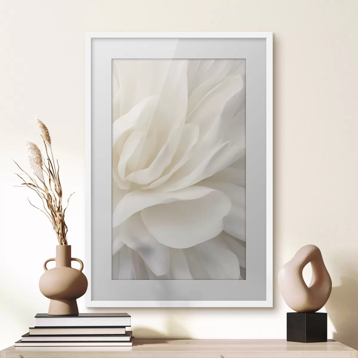 Poster Flor abstracta blanca con pétalos delicados y superpuestos, arte minimalista f47024