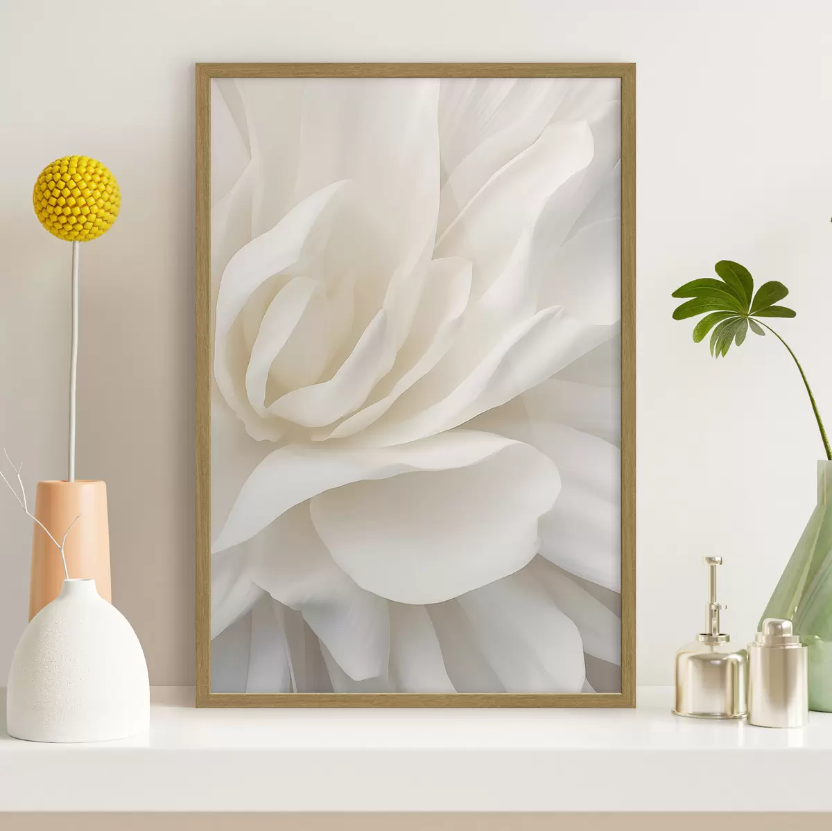 Poster Flor abstracta blanca con pétalos delicados y superpuestos, arte minimalista f47024