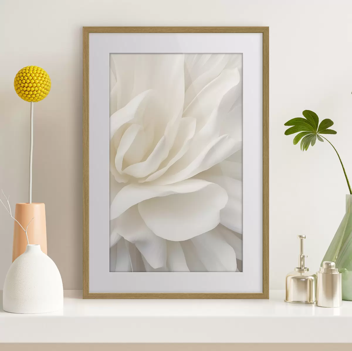 Poster Flor abstracta blanca con pétalos delicados y superpuestos, arte minimalista f47024
