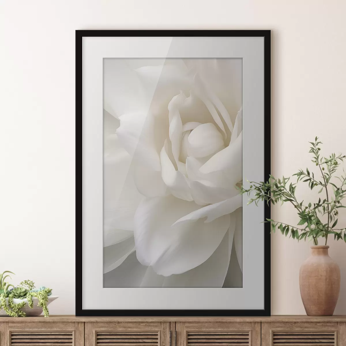 Poster Flor abstracta blanca con pétalos delicados y superpuestos, arte minimalista f47025