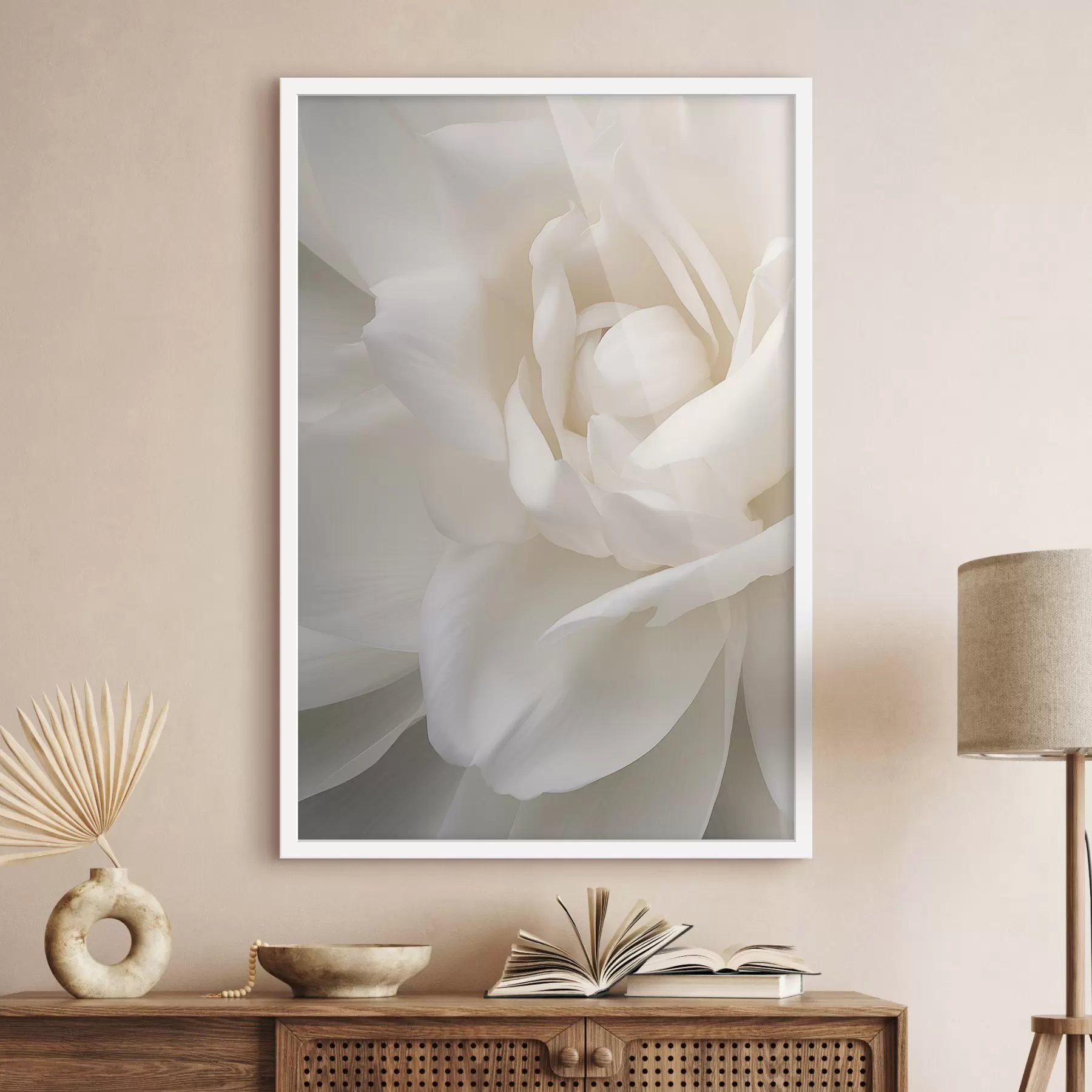 murales de pared Flor abstracta blanca con pétalos delicados y superpuestos, arte minimalista f47025