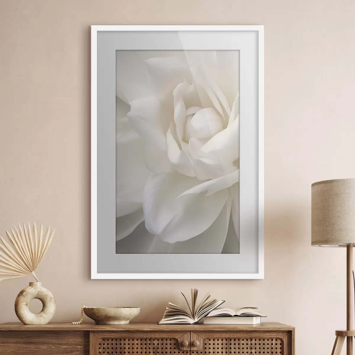 Poster Flor abstracta blanca con pétalos delicados y superpuestos, arte minimalista f47025