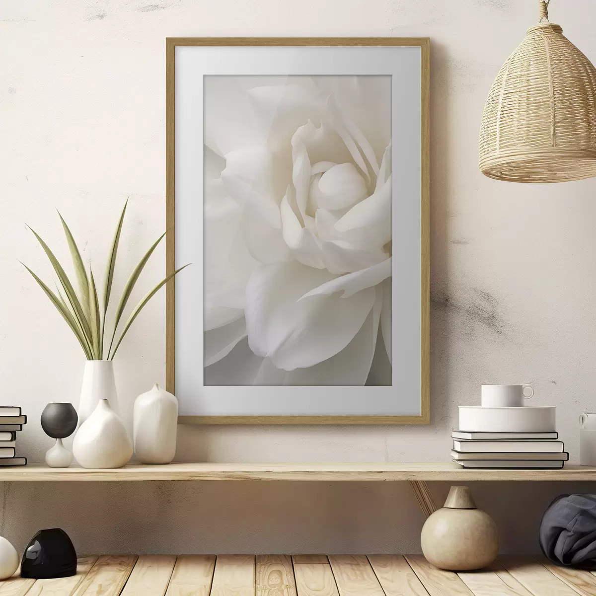 Poster Flor abstracta blanca con pétalos delicados y superpuestos, arte minimalista f47025