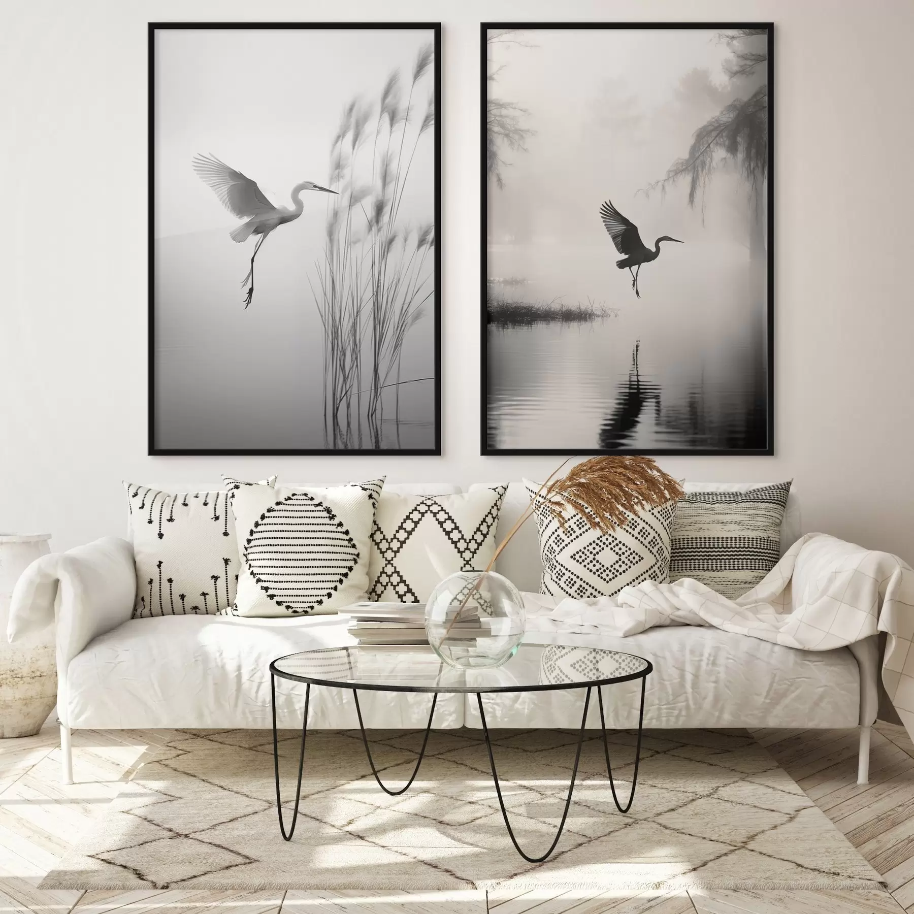 murales de pared Una garza blanca con las alas extendidas, volando cerca de altos juncos, composición minimalista en blanco y negro. d01007