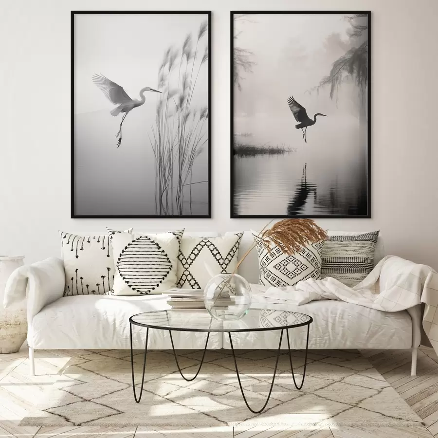 murales de pared Una garza blanca con las alas extendidas, volando cerca de altos juncos, composición minimalista en blanco y negro. d01007