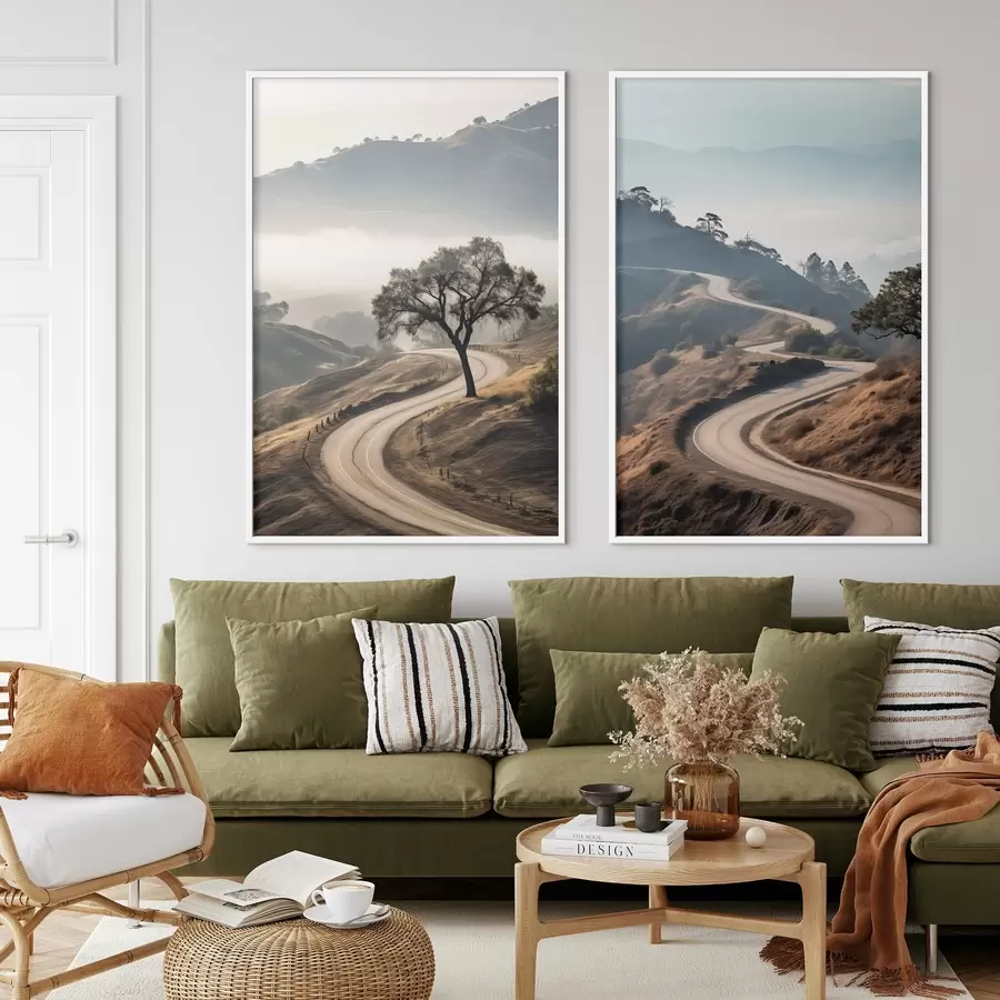 murales de pared Una sinuosa carretera que atraviesa un paisaje montañoso con hierba seca bajo un cielo despejado y montañas en la distancia. d00887