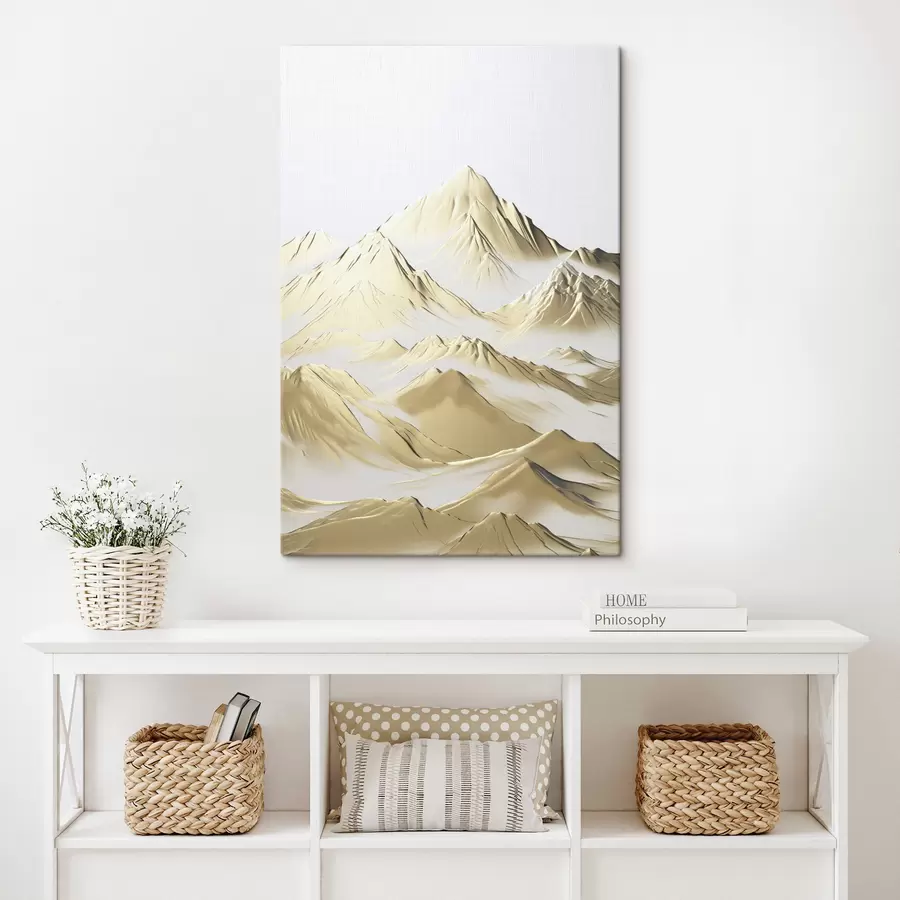 murales de pared Un paisaje de montañas amarillas cubiertas de nieve con picos afilados y valles profundos bajo un cielo claro. s47421