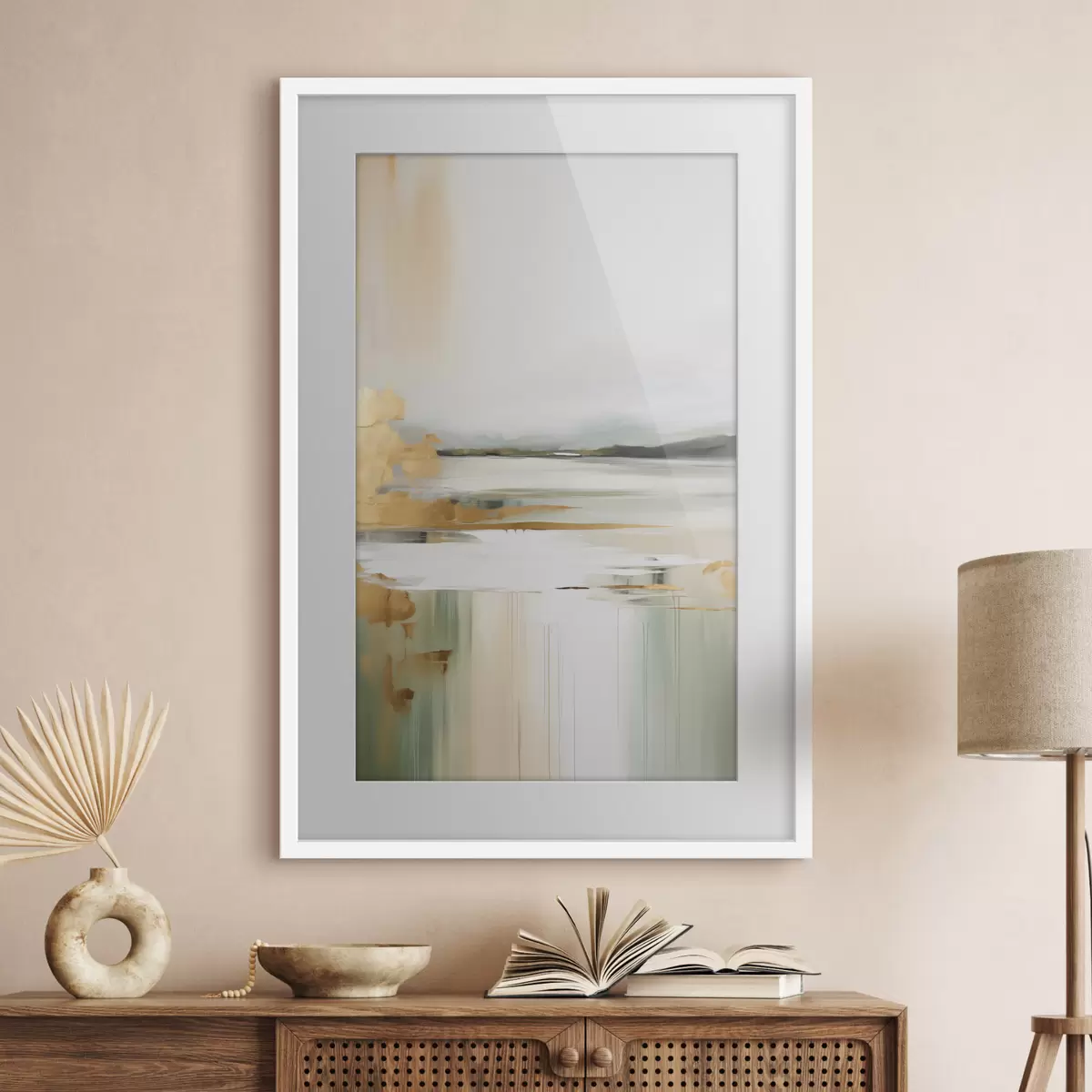 Poster Paisaje abstracto con tonos amarillos y verdes, agua que refleja el cielo y montañas lejanas, cielo pálido y brumoso. f47438