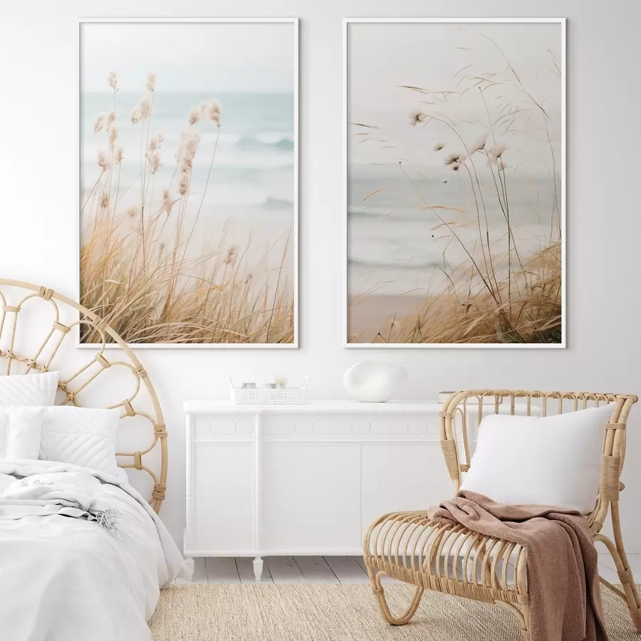 murales de pared Hierba alta con esponjosas cabezas de semillas, playa de arena y olas del océano al fondo, paleta de colores suaves y apagados d00650