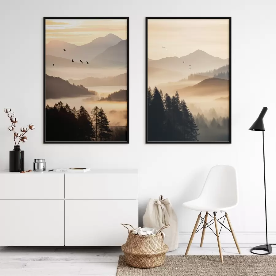 murales de pared Un paisaje montañoso con un bosque y pájaros volando en el cielo , todo cubierto por una espesa capa de niebla durante el amanecer d00651