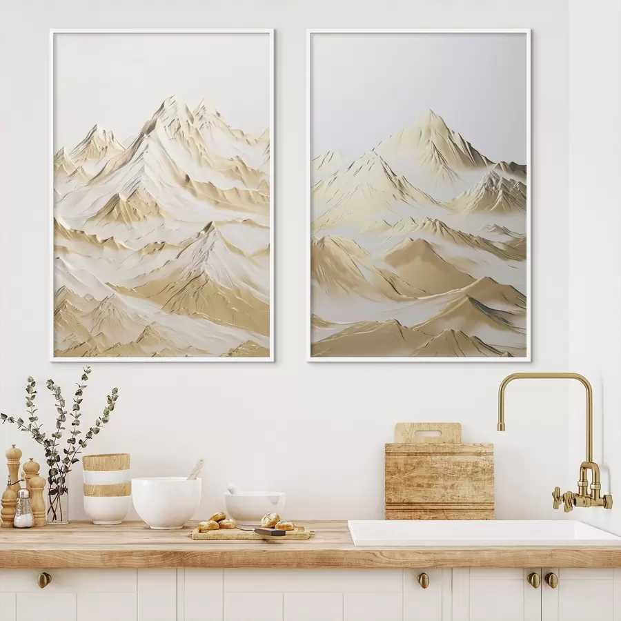 murales de pared Un paisaje de montañas amarillas cubiertas de nieve con picos afilados y valles profundos bajo un cielo claro. d01236