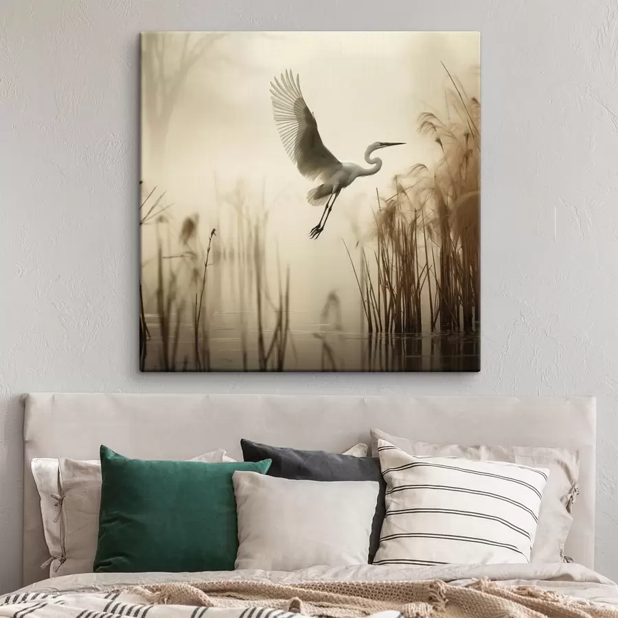 murales de pared Una garza blanca sobrevuela un lago, rodeada de altos juncos y árboles al fondo s48389