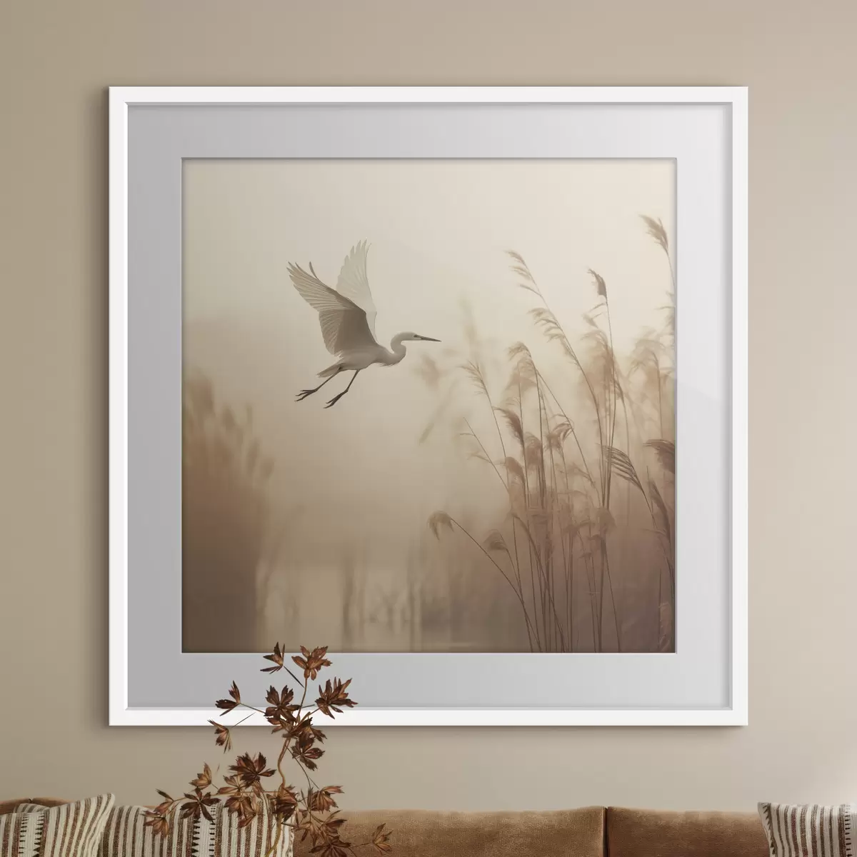 Poster Una garza blanca sobrevuela un lago, rodeada de altos juncos y árboles al fondo f48390