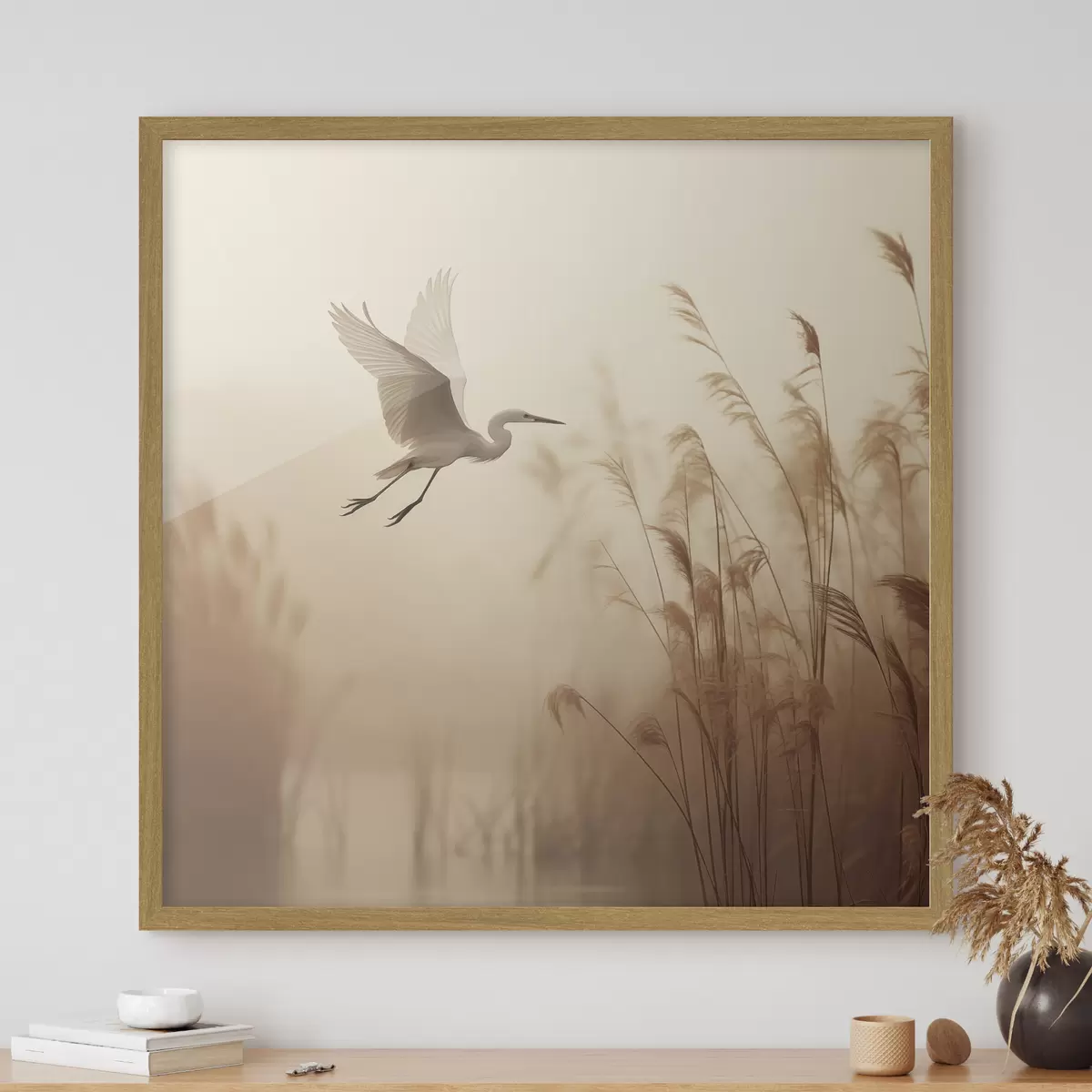 Poster Una garza blanca sobrevuela un lago, rodeada de altos juncos y árboles al fondo f48390