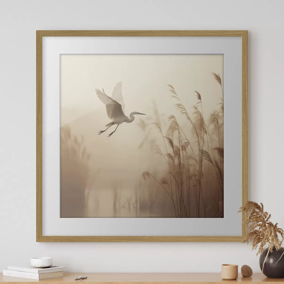 Poster Una garza blanca sobrevuela un lago, rodeada de altos juncos y árboles al fondo f48390