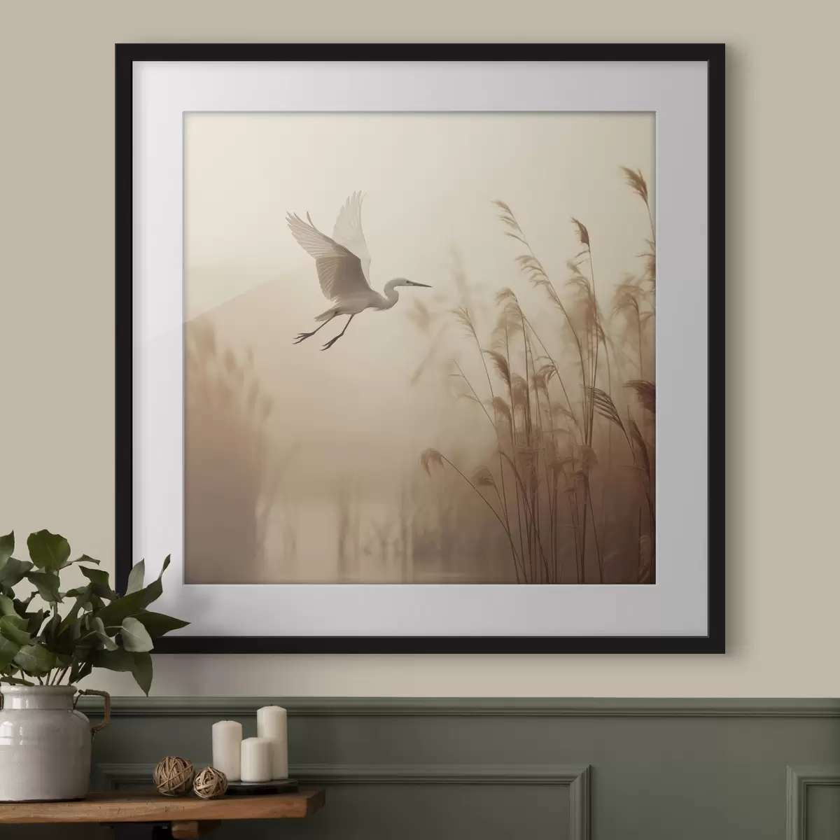 Poster Una garza blanca sobrevuela un lago, rodeada de altos juncos y árboles al fondo f48390