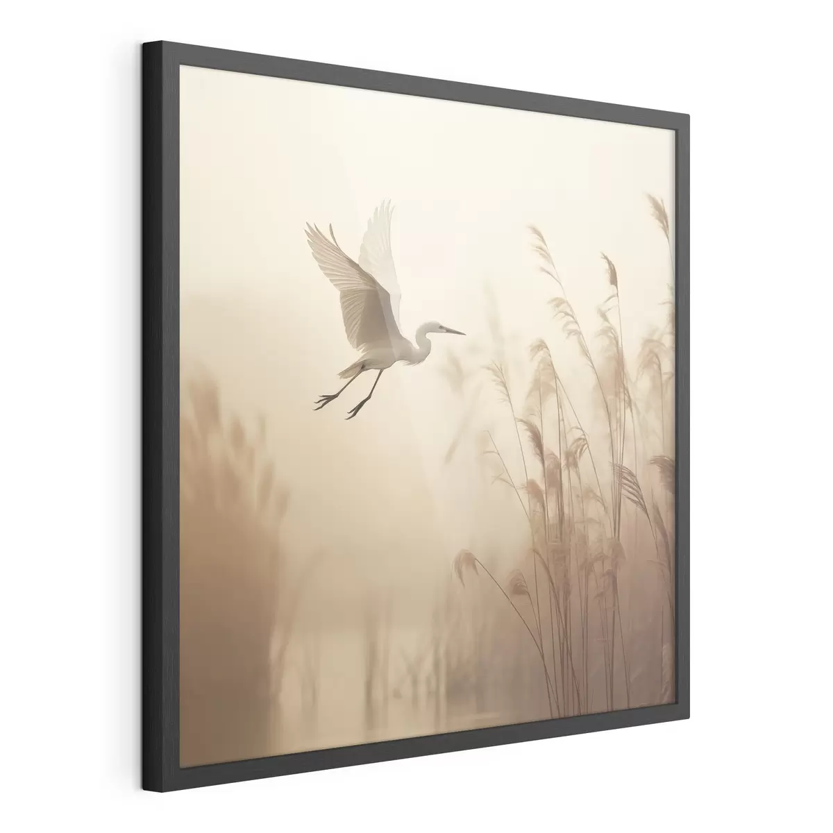 Poster Una garza blanca sobrevuela un lago, rodeada de altos juncos y árboles al fondo f48390