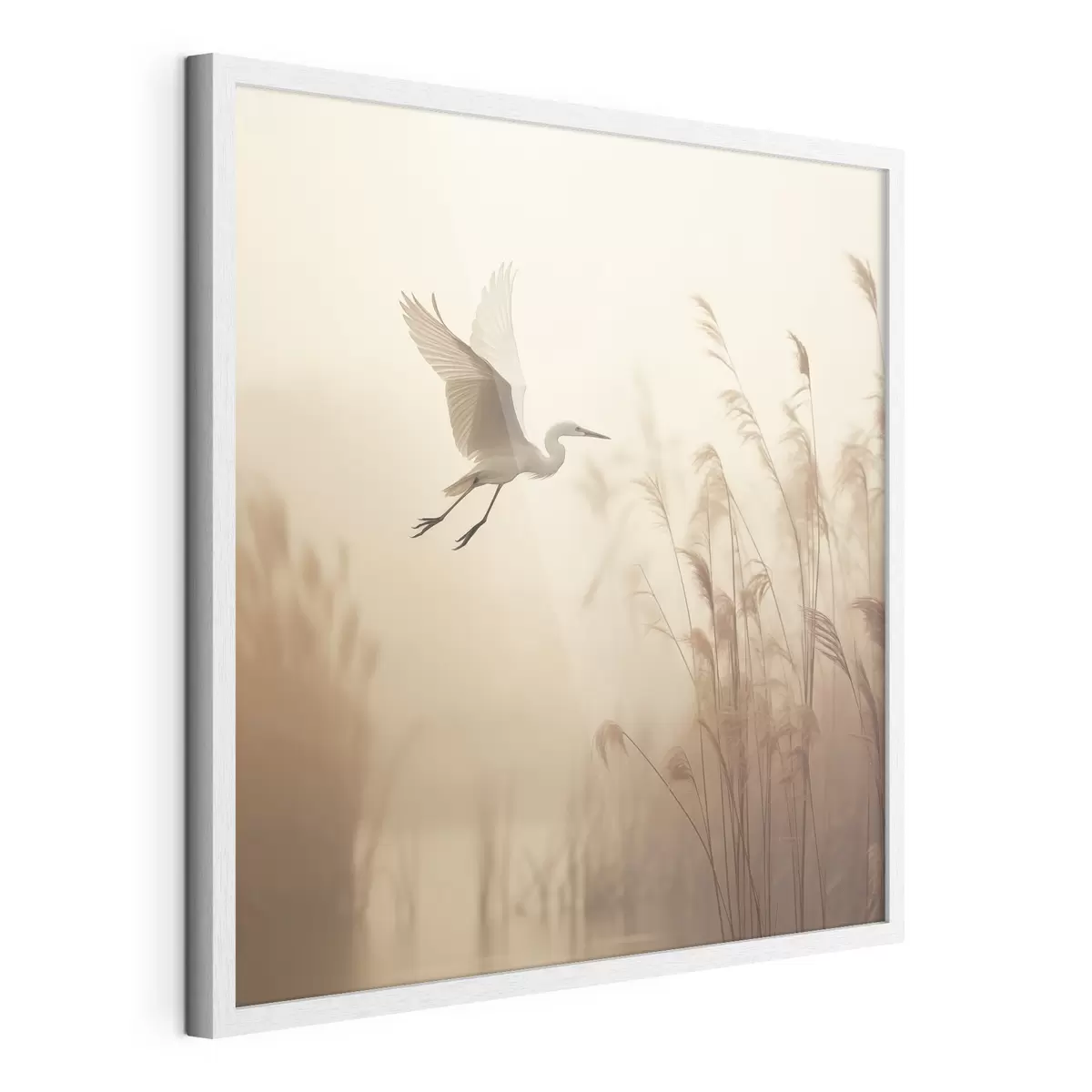 Poster Una garza blanca sobrevuela un lago, rodeada de altos juncos y árboles al fondo f48390