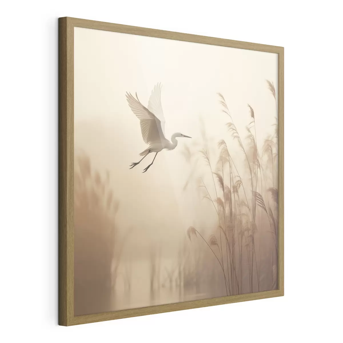 Poster Una garza blanca sobrevuela un lago, rodeada de altos juncos y árboles al fondo f48390