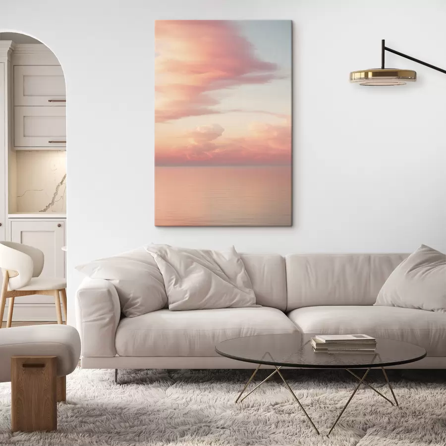 murales de pared Un cielo en tonos pastel salpicado de suaves nubes sobre un océano tranquilo y resplandeciente al atardecer s49177