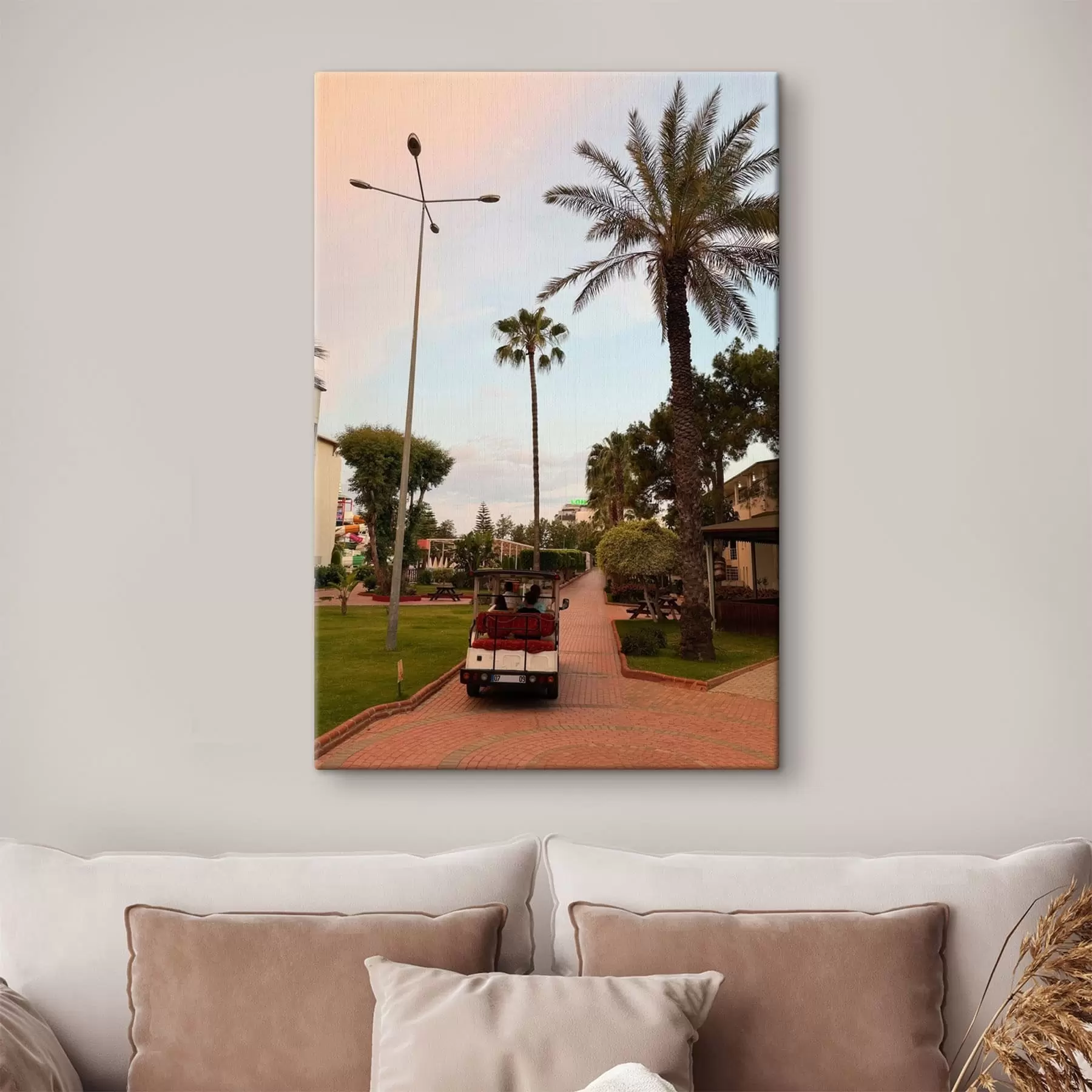 murales de pared Pasarela del complejo turístico con palmeras y un carrito eléctrico s49695