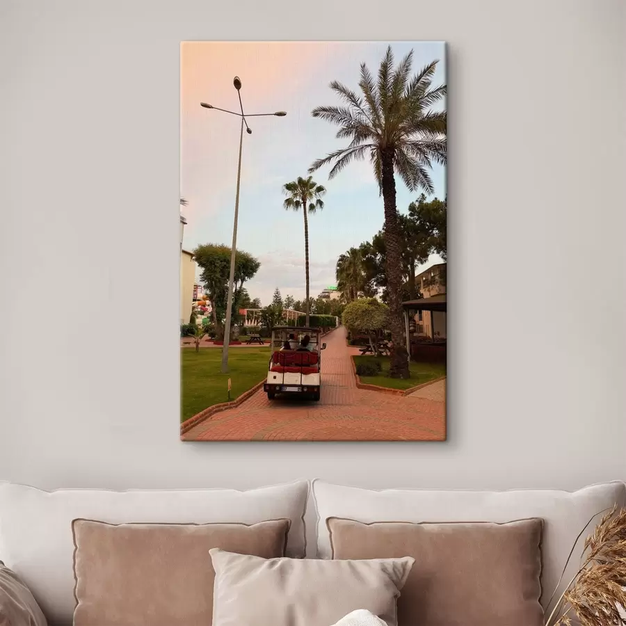 murales de pared Pasarela del complejo turístico con palmeras y un carrito eléctrico s49695