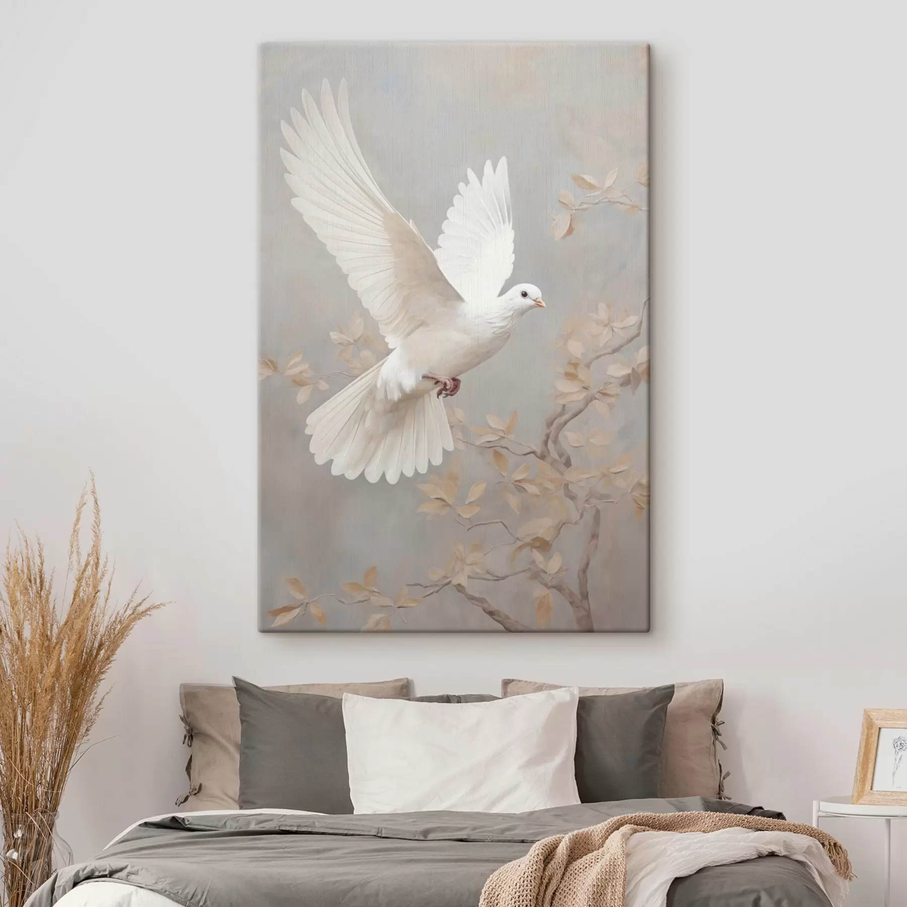 murales de pared Un pájaro blanco cerca de una rama con hojas de color marrón claro, sobre un fondo tenue s49763