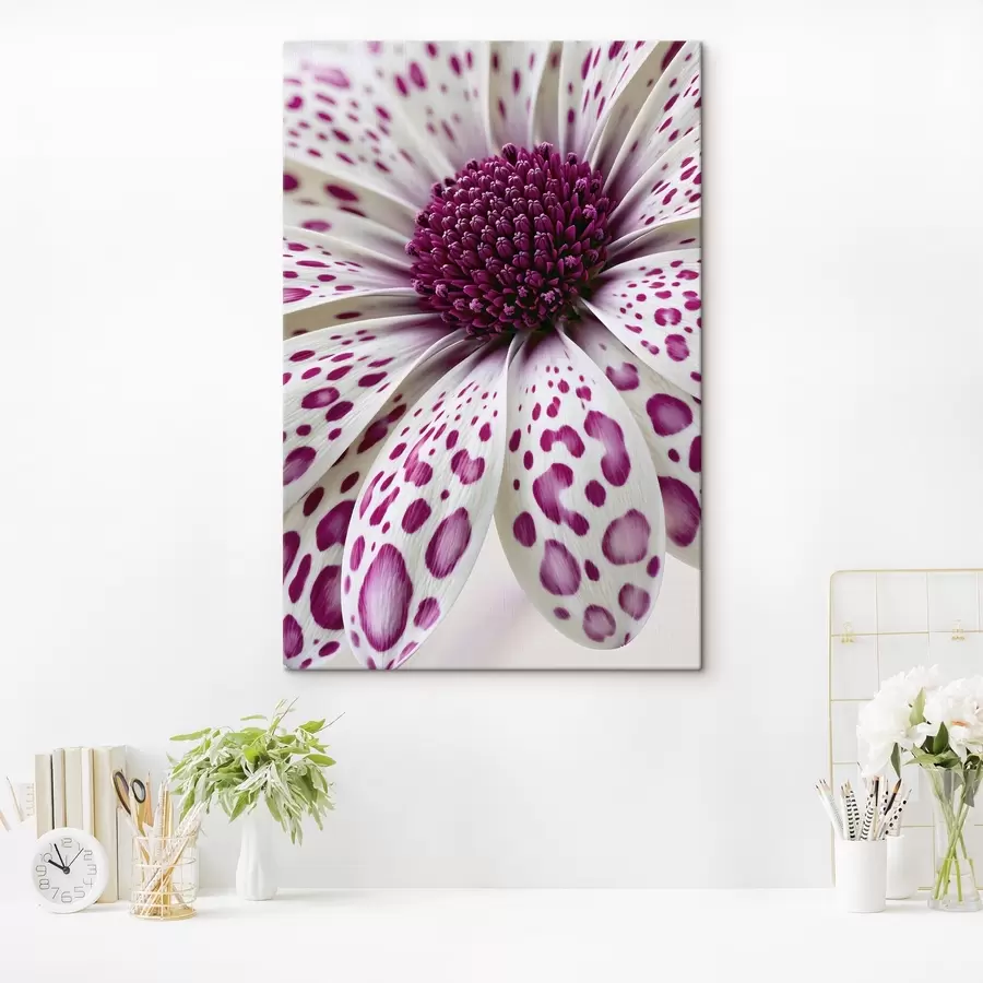 murales de pared Primer plano de una flor parecida a una margarita con manchas de leopardo de un magenta intenso s49867