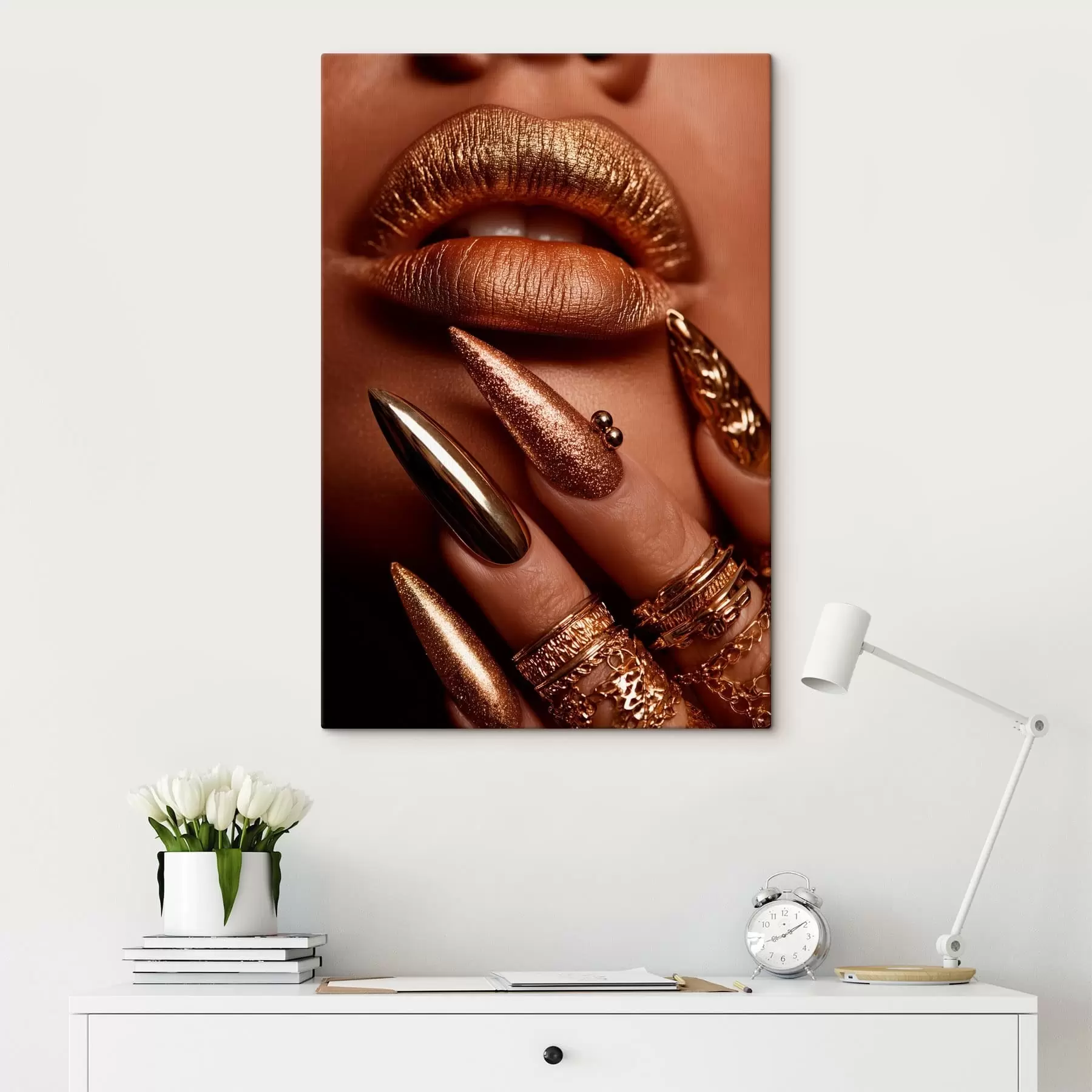 murales de pared Primer plano de los labios y la manicura con brillo metalizado s49976
