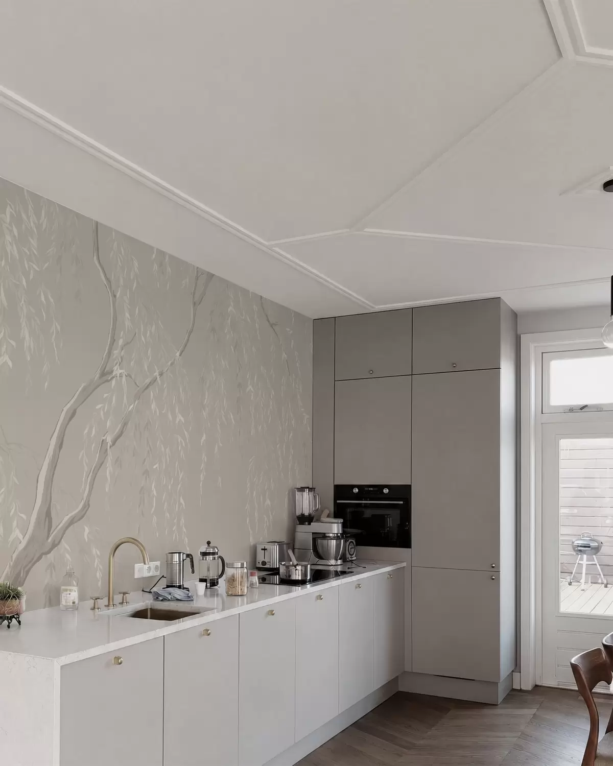 murales de pared Ramas claras con hojas blancas sobre un fondo cálido w05812v2