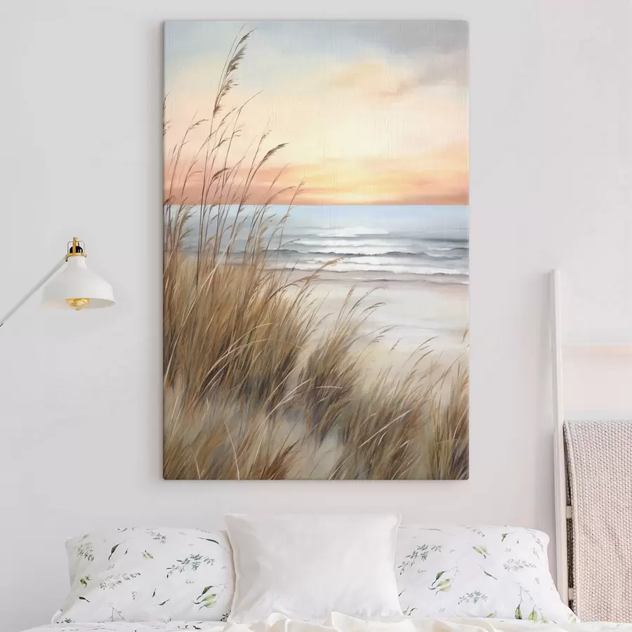 murales de pared Hierba alta y seca en primer plano, con una playa y el mar; una suave puesta de sol con colores pastel s50210