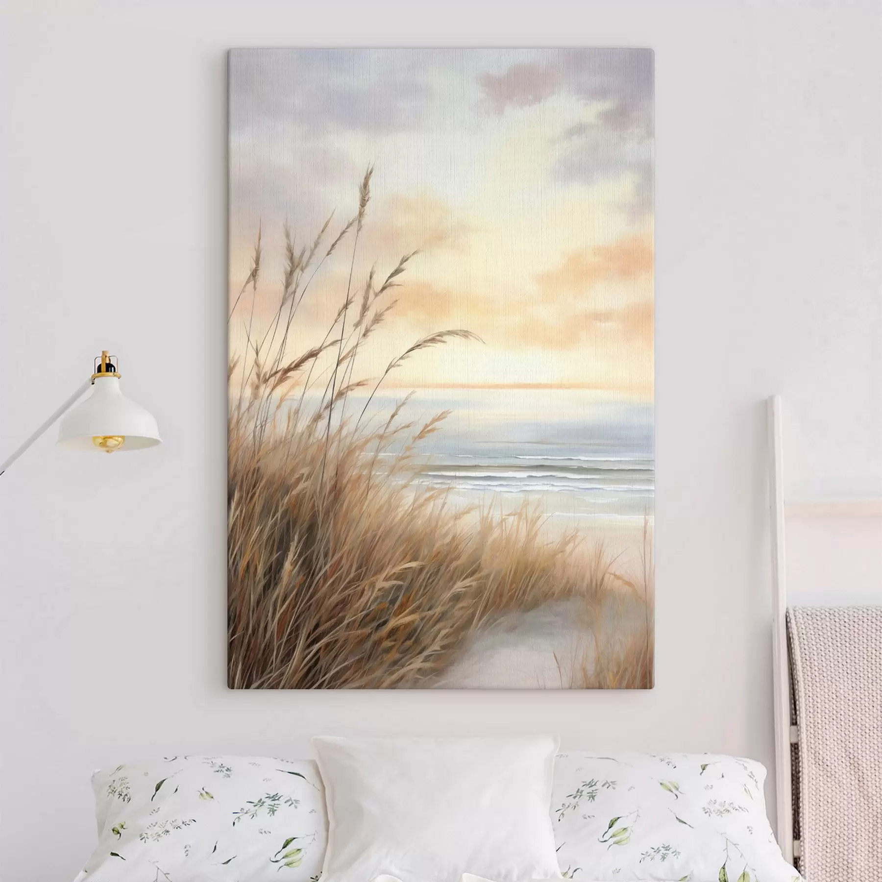 murales de pared Hierba alta y seca en primer plano, con una playa y el mar; una suave puesta de sol con colores pastel s50211