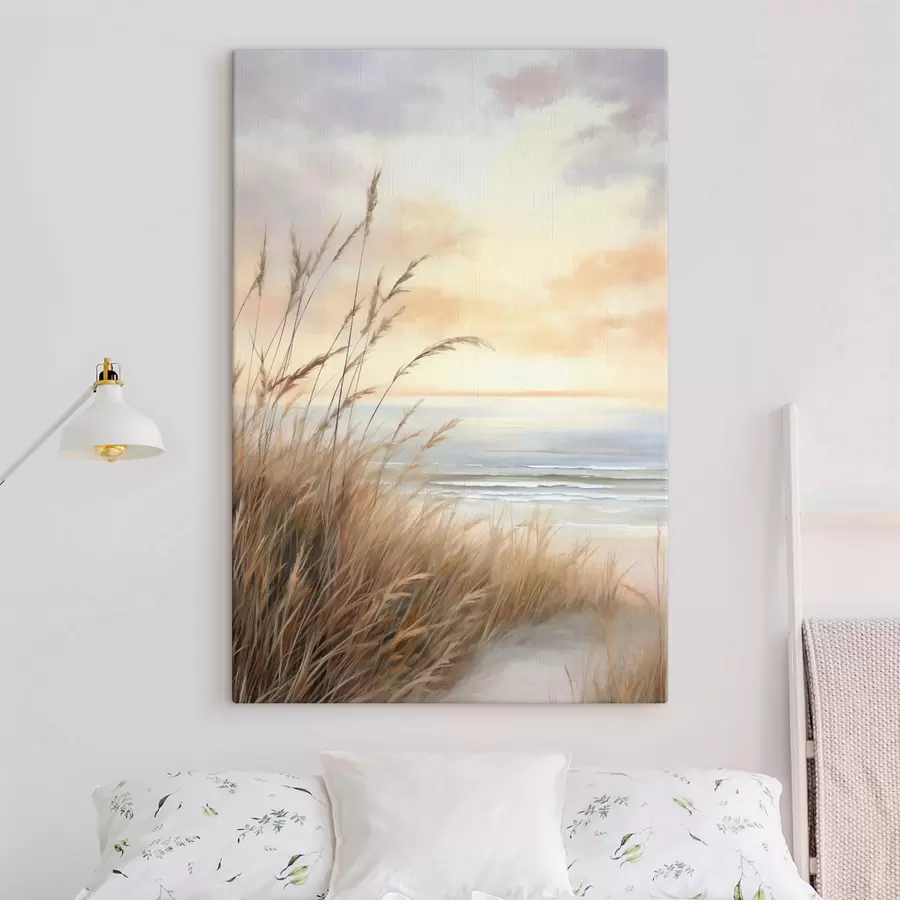 murales de pared Hierba alta y seca en primer plano, con una playa y el mar; una suave puesta de sol con colores pastel s50211