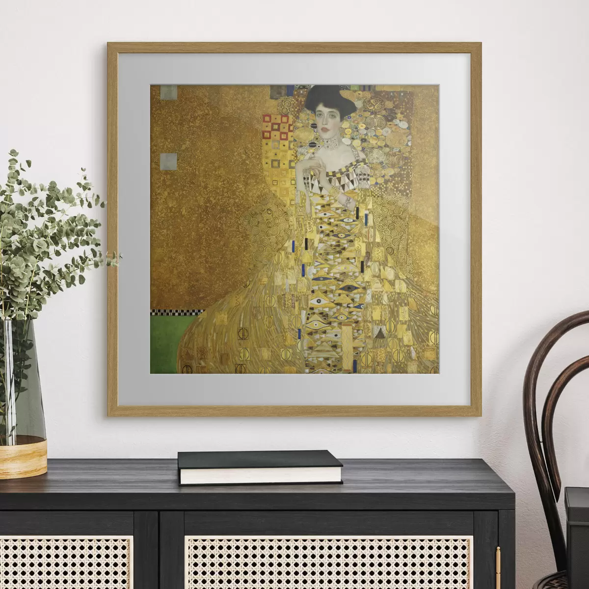 Poster Elegante dama con cautivador atuendo f11609