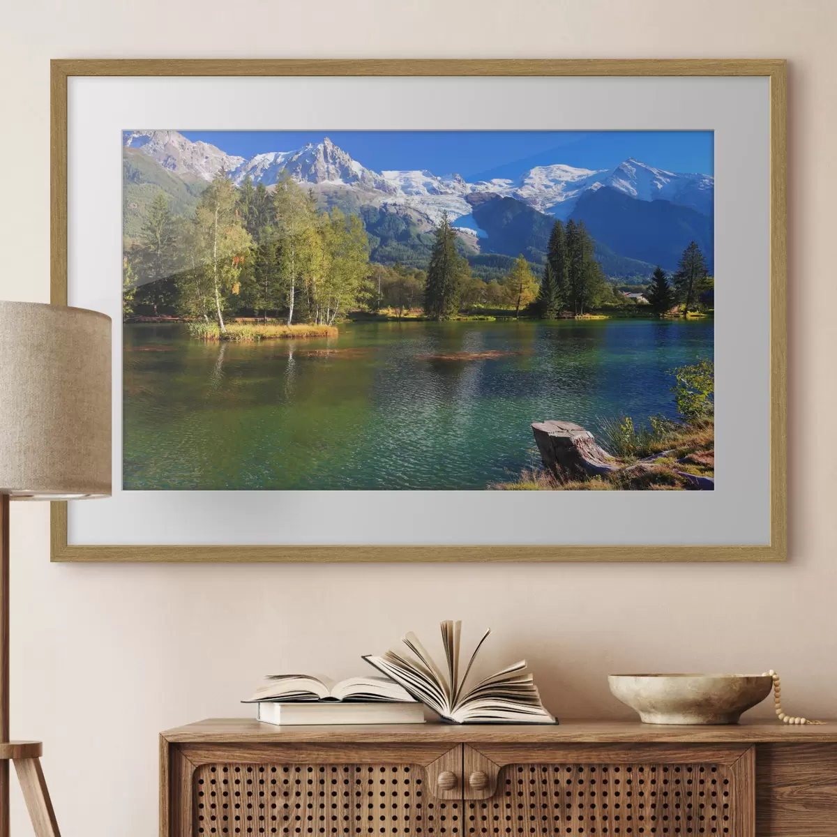 Poster Tranquilo lago rodeado de majestuosas montañas f08443