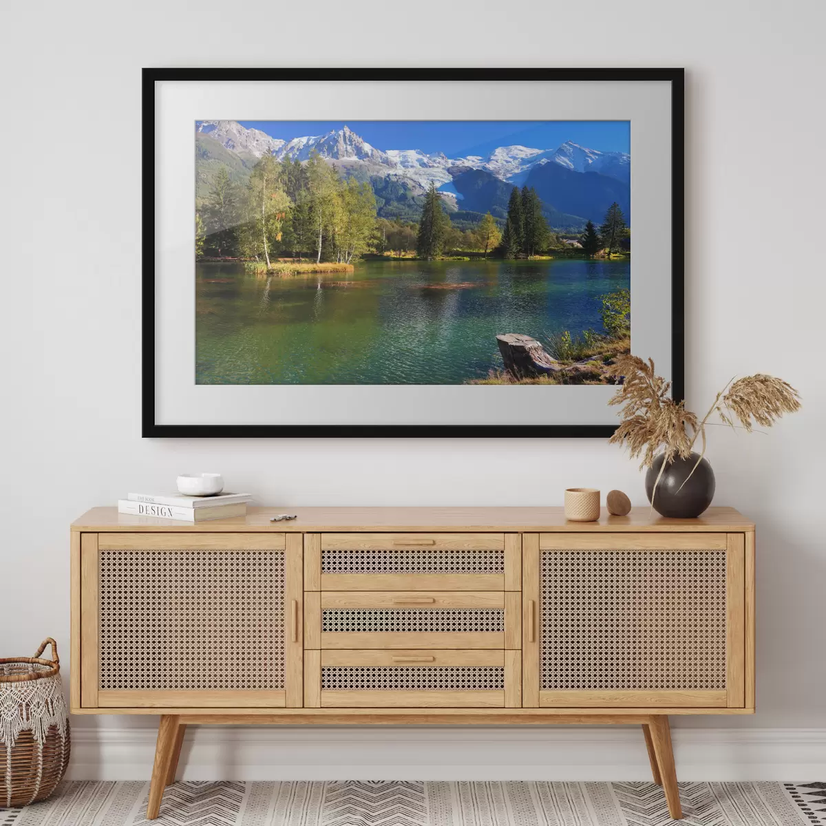 Poster Tranquilo lago rodeado de majestuosas montañas f08443