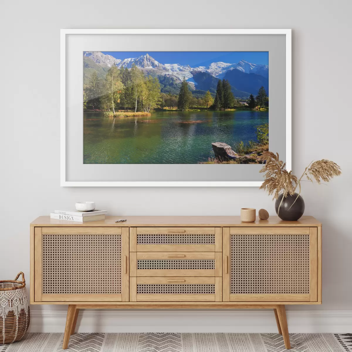 Poster Tranquilo lago rodeado de majestuosas montañas f08443
