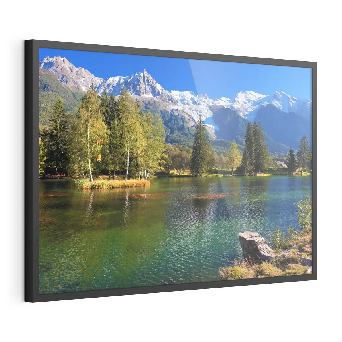 Poster Tranquilo lago rodeado de majestuosas montañas f08443