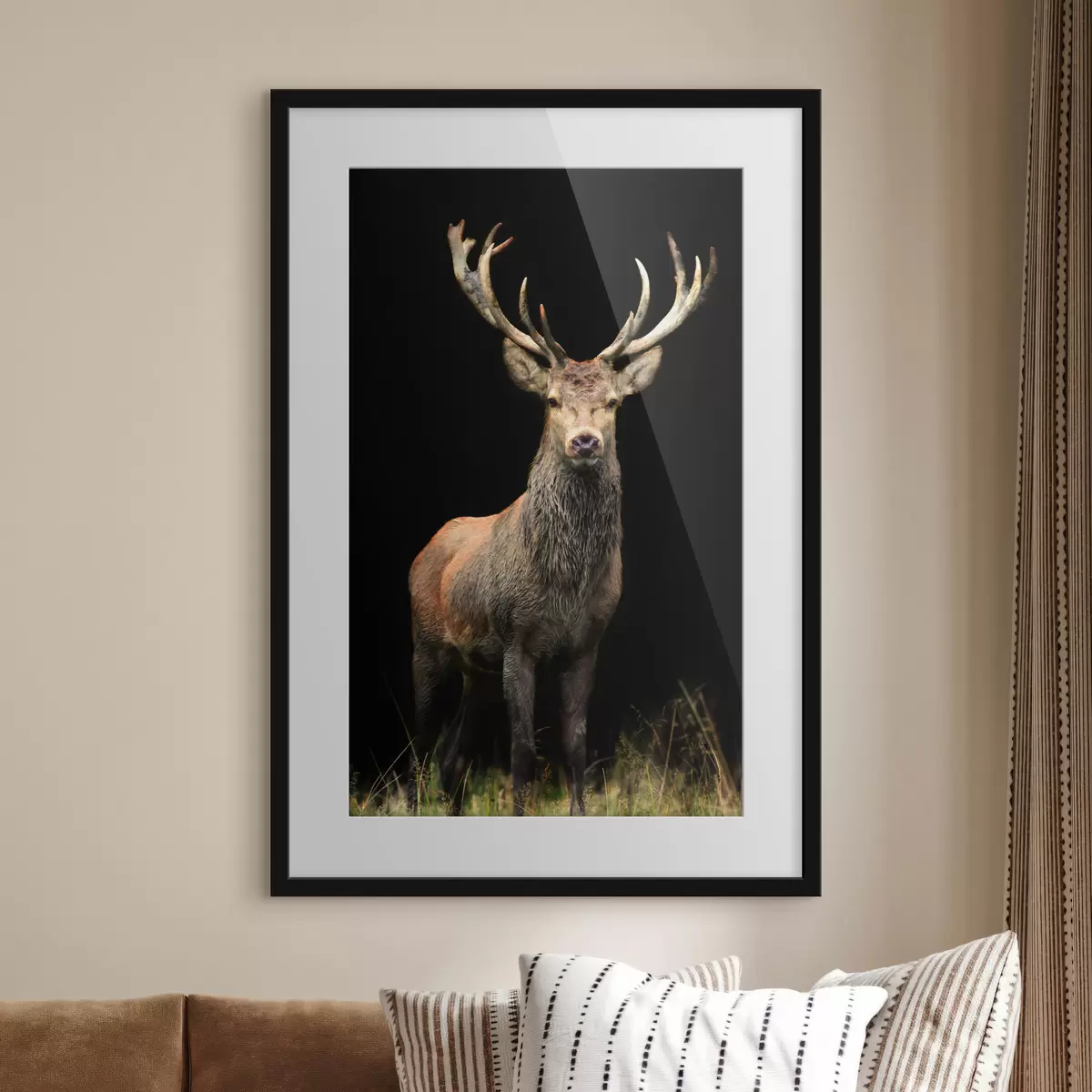 Poster Majestuoso ciervo en su hábitat natural f08154