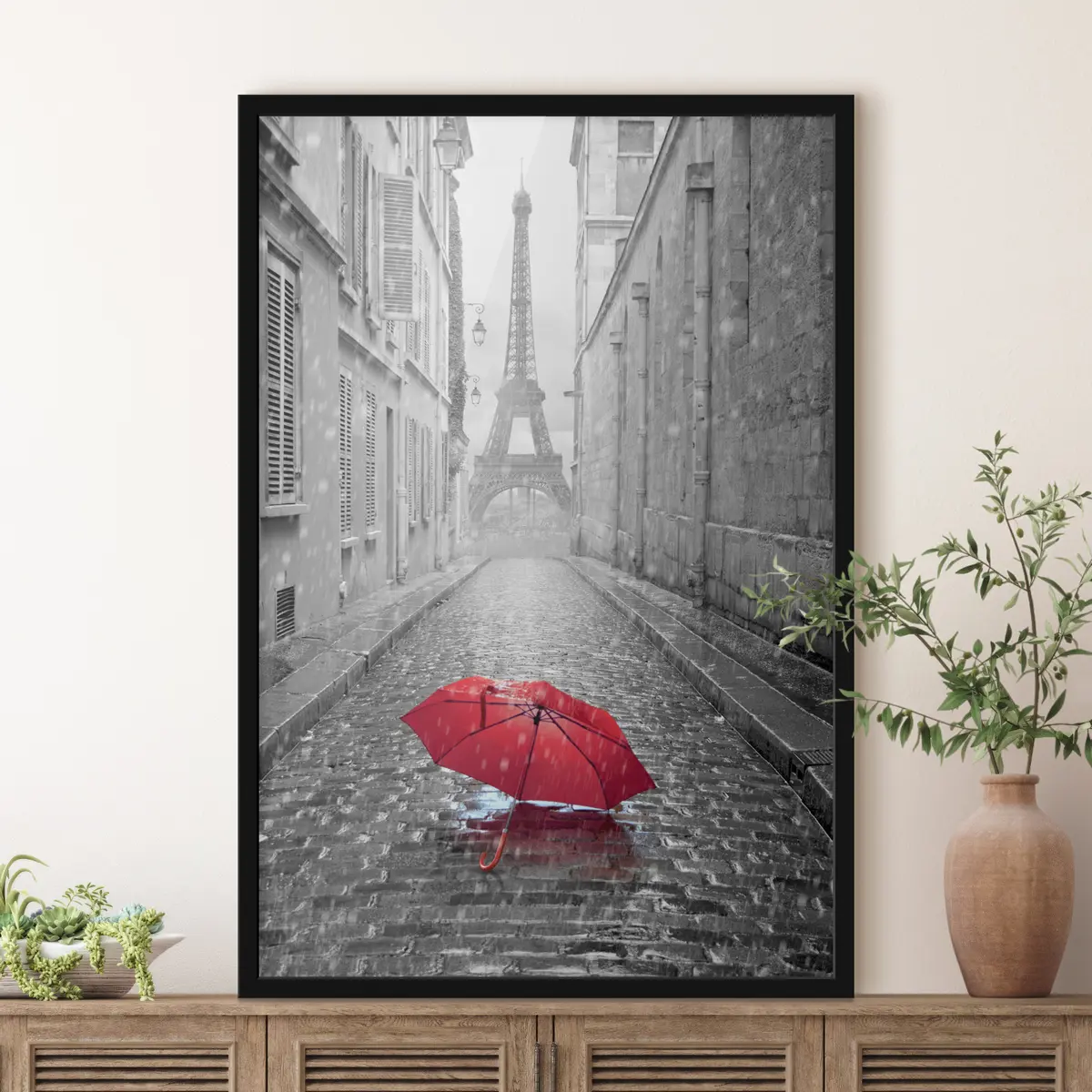 Poster Paraguas rojo en una calle adoquinada y mojada f33713