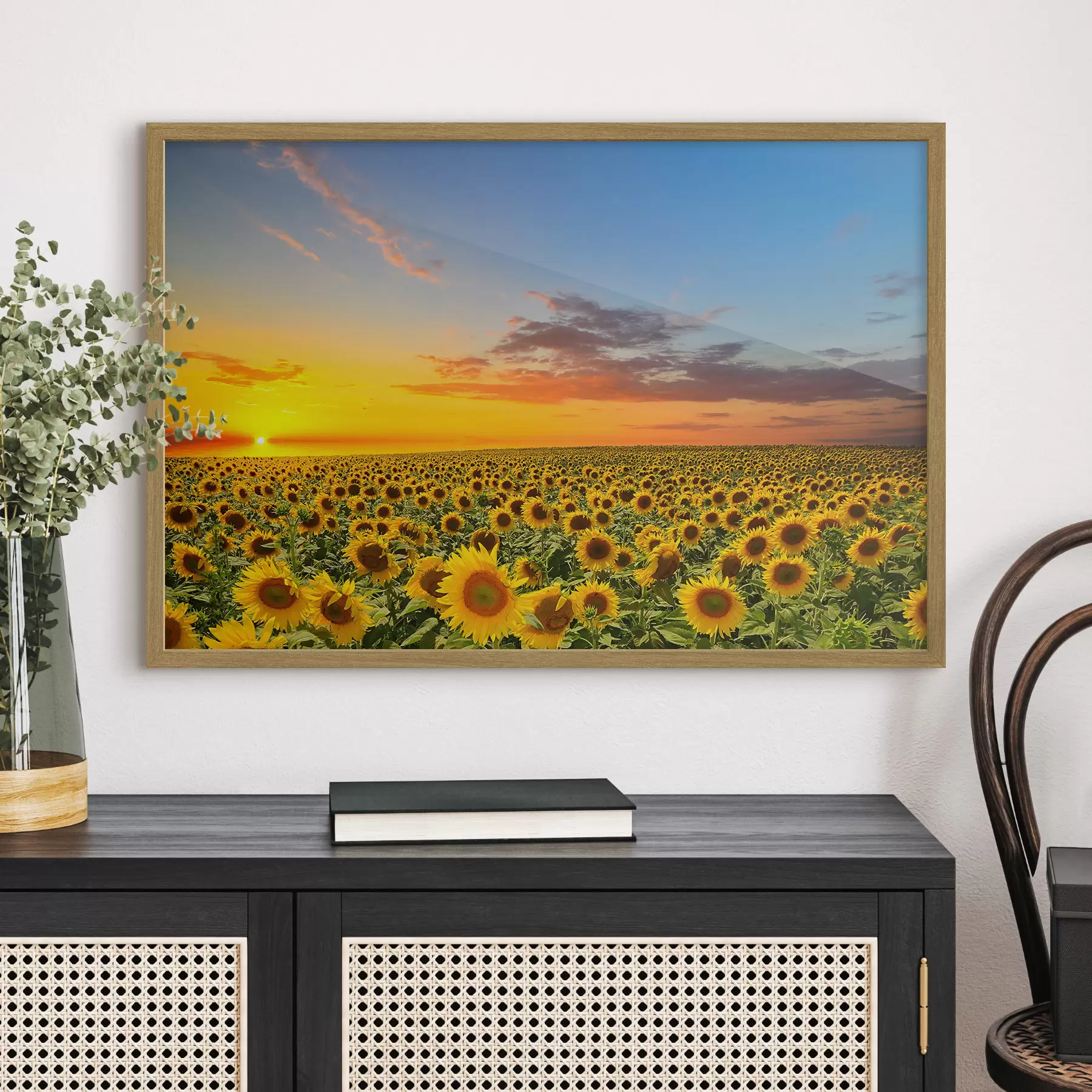 murales de pared Campo de girasoles al atardecer. Una vista preciosa f05429